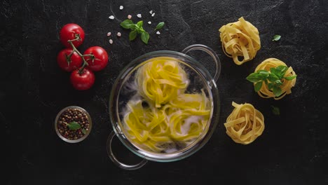 cinemagraph - cocinar pasta en una olla de vidrio con agua hirviendo