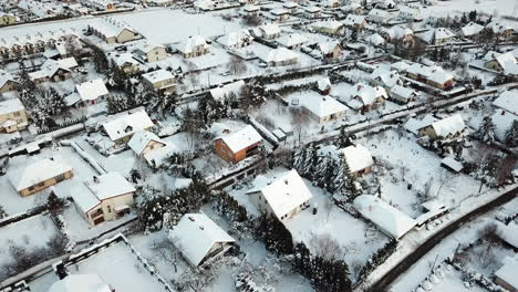 vuelo de drones sobre la ciudad en polonia durante el día soleado de invierno