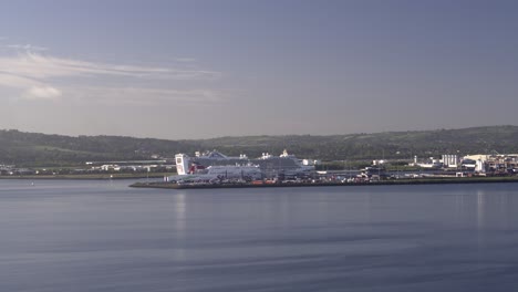 crucero acercándose al puerto de belfast a lo largo de belfast lough