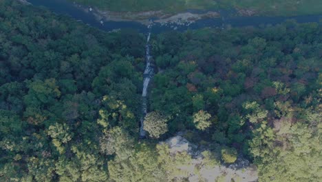 Ein-Dünn-Fließender-Wasserfall-In-Den-Bergen-Mit-Blick-Von-Oben