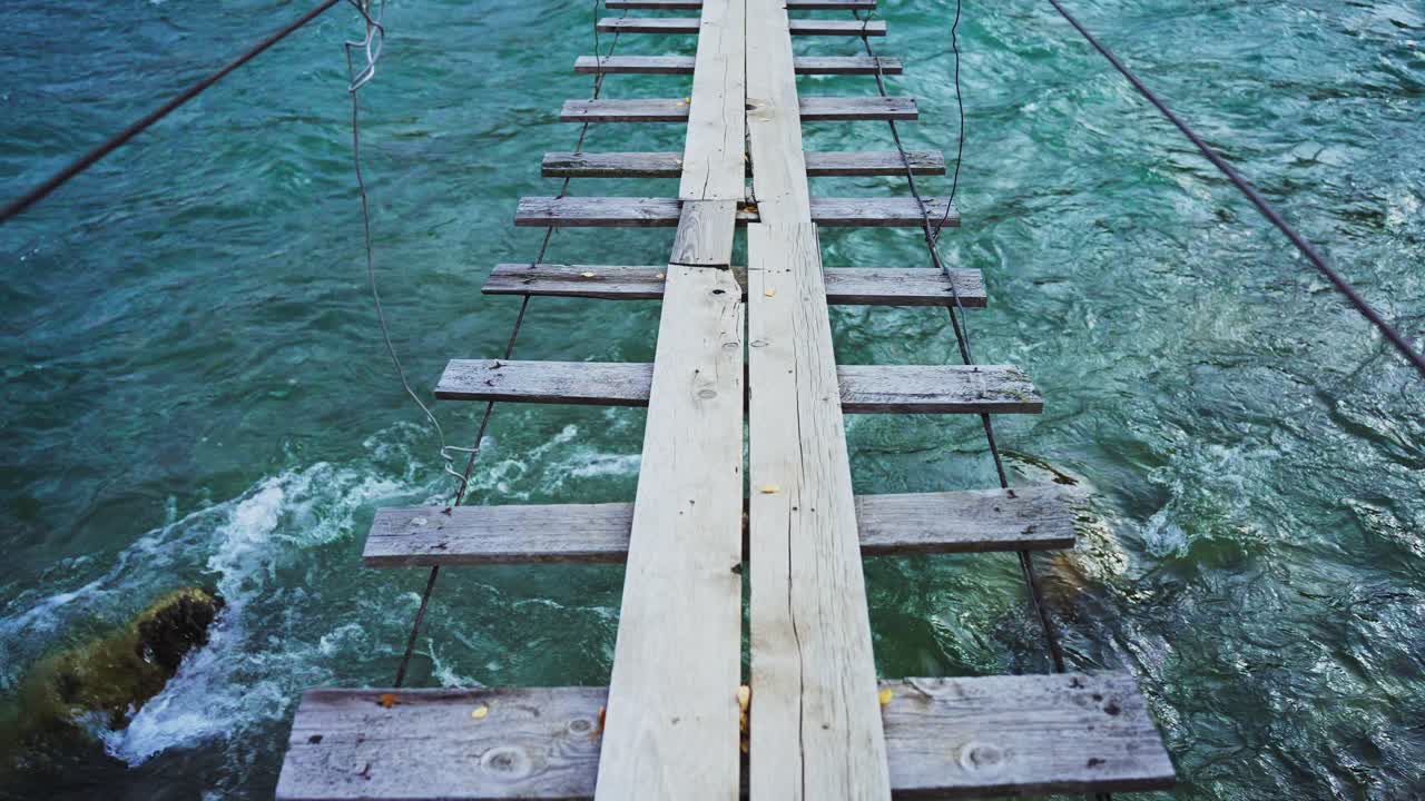 Ponte sospeso su un fiume