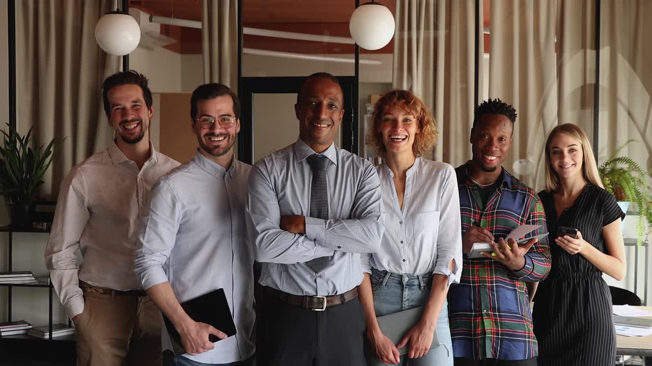 seis empleados de oficina multirraciales retrato de un equipo de negocios profesional