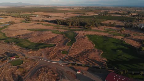 impresionante vuelo aéreo sobre un campo de golf del sur de california