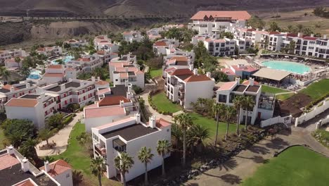 Luxushotelresort-Auf-Der-Kanarischen-Insel-Fuerteventura,-Spanien.-Luftaufnahmen-Des-Immobilienbuchungs-Mietwohnungskonzepts