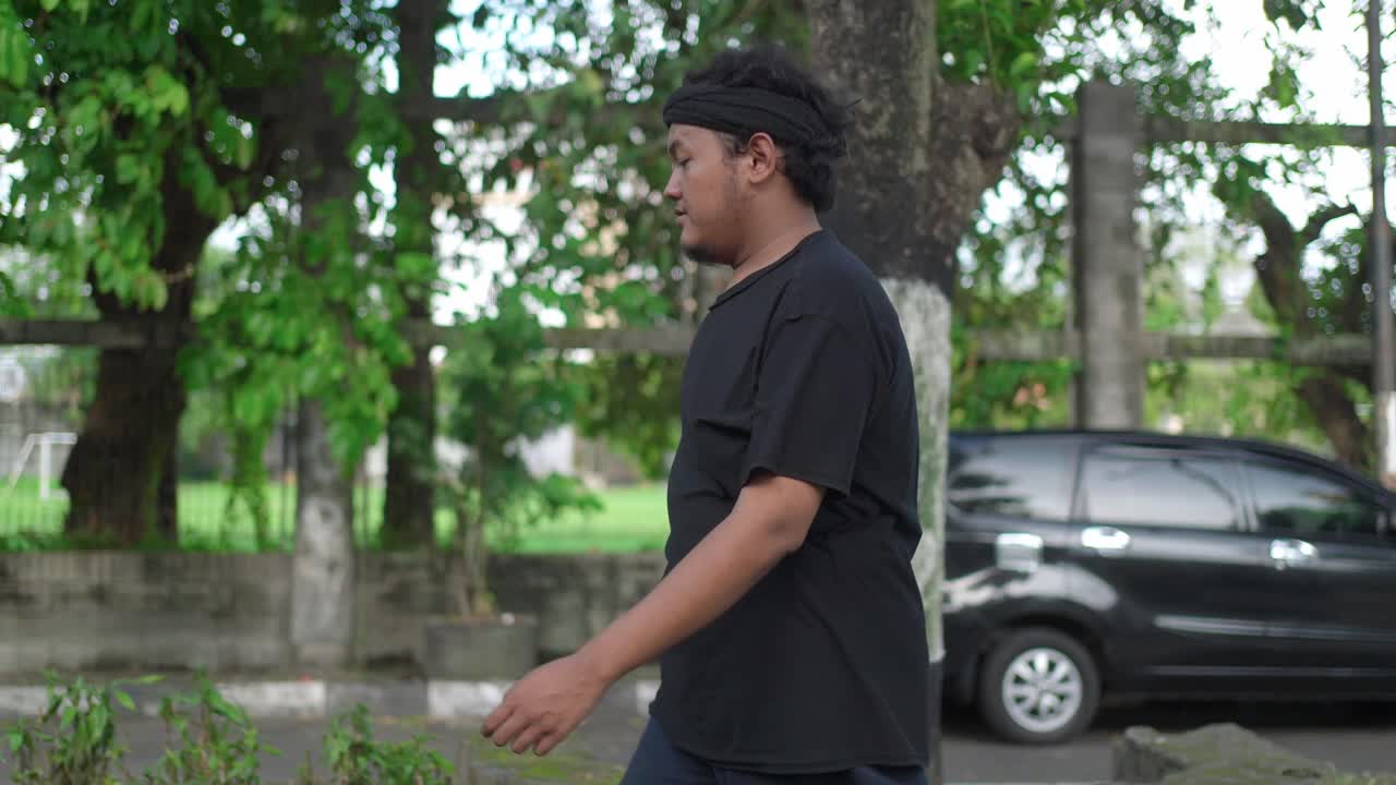 도시 공원에서 고 있는 남자