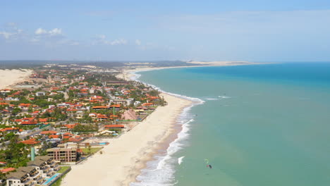 Vista-Aérea-De-Personas-Practicando-Kitesurf,-Cumbuco,-Ceará,-Brasil.