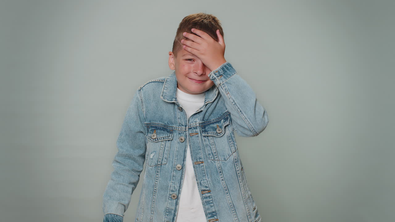 niño molesto niño elegante haciendo el rostro gesto de la palma, sintiéndose aburrido, decepcionado con el resultado, malas noticias