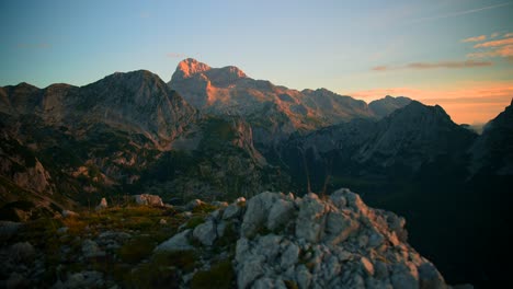 Vorwärtsbewegung-über-Einen-Felsen-Mit-Einer-Kamera-Auf-Einem-Gimbal,-Gefilmt-In-4k,-Die-Wunderschöne-Berge-Bei-Sonnenaufgang-In-Den-Slowenischen-Bergen-In-Den-Alpen-Mit-Wunderschönem-Klaren-Himmel-Enthüllt