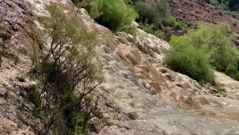 cascada de travertinos cascada en el norte con agua turquesa agua mineral antiguo monumento natural en la naturaleza bosque hermoso carbonato de calcio famoso geología patrimonio punto de referencia paisaje de aguas termales