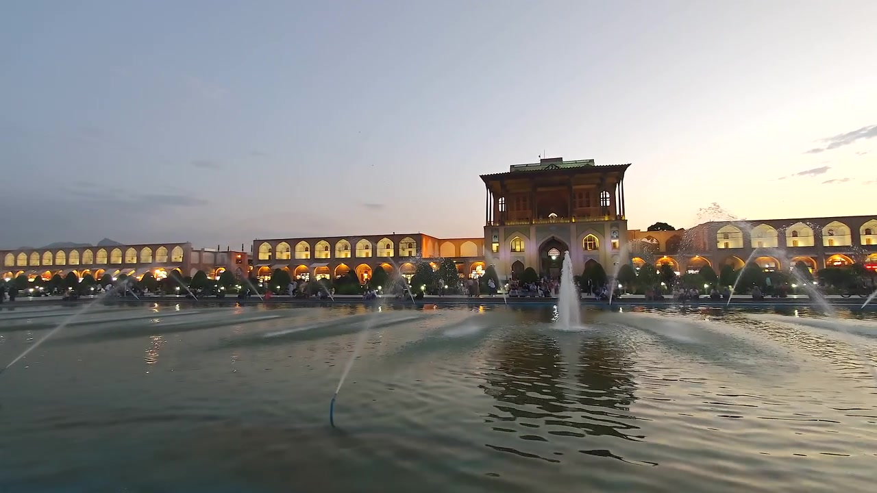 Fontane in Piazza Naqsh-e Jahan al Tramonto a Isfahan