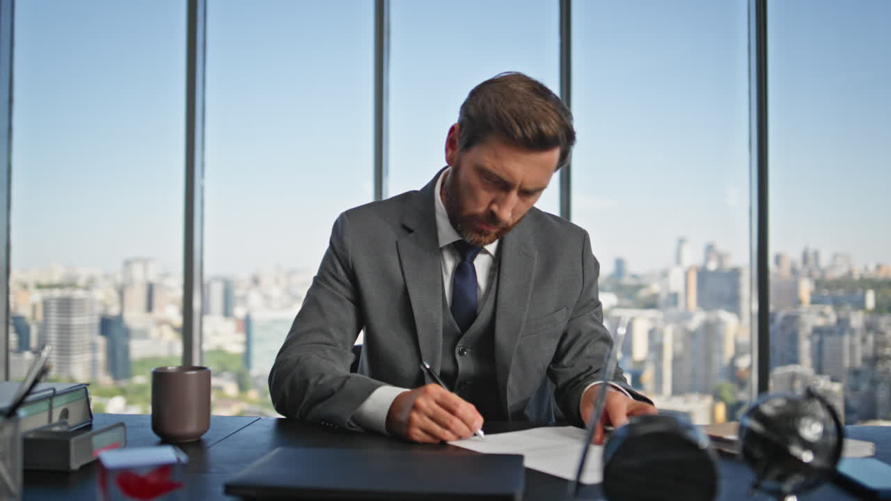 un uomo d'affari esperto ha messo i documenti per la firma sulla scrivania.