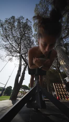 mujer haciendo ejercicios abdominales al aire libre