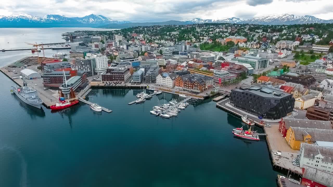 vista de un puerto deportivo en tromsø, al norte de noruega