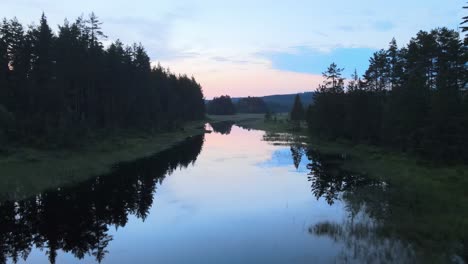 Imágenes-De-Drones-De-Hermosos-Reflejos-De-Río-En-La-Noche