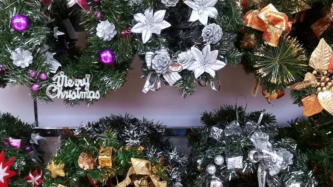 다양하고 세련된 크리스마스 화환 장식, 백화점 선반에서 판매되는 소매품