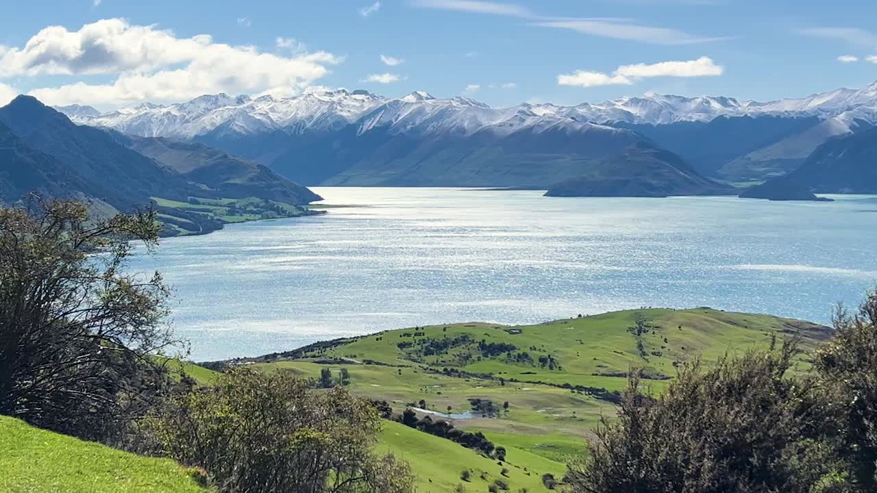 ニュージーランドのイスタムス・ピークから望む、ハウェア湖の絶景。