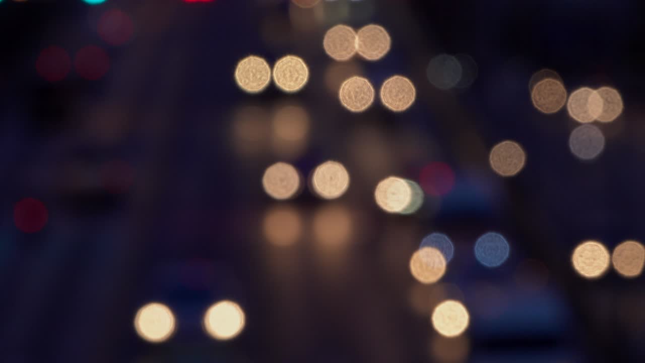 la ciudad nocturna está desfocada con un bonito bokeh y el típico ruido de la ciudad.