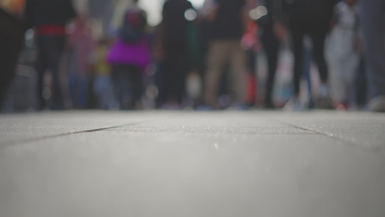 사람들 로 가득 찬 바쁜 도시 거리