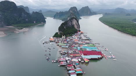 Luftaufnahmen-Von-Ko-Panyi,-Einem-Schwimmenden-Dorf-In-Thailand,-Zeigen-Seine-Einzigartige-Architektur-Und-Atemberaubende-Aussicht-Auf-Die-Küste