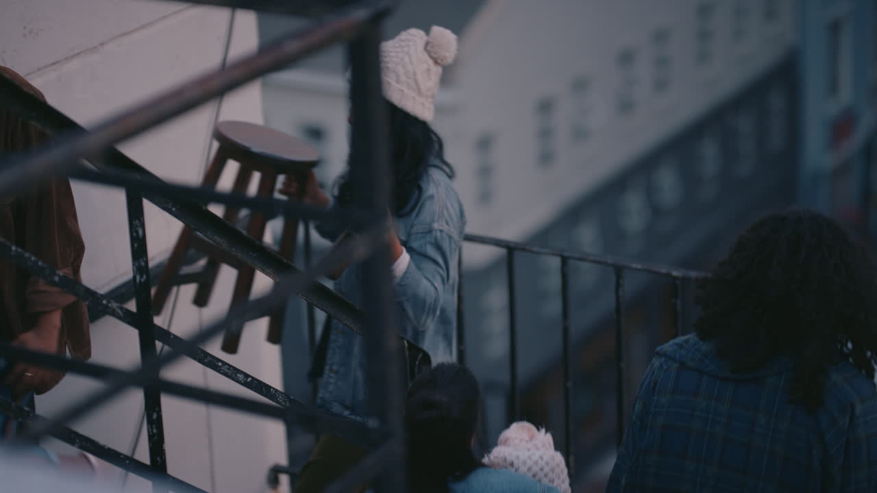 grupo de jóvenes amigos multirraciales subiendo las escaleras de emergencia listos para la fiesta en la azotea charlando compartiendo la emoción para la celebración del fin de semana