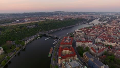 Vista-Aérea-De-Praga-Y-El-Río-Vltava