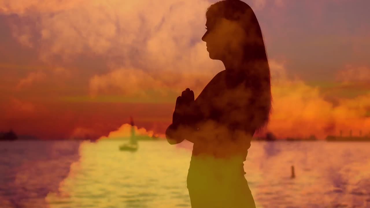 animación de nubes sobre una mujer caucásica practicando yoga y meditando