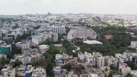 Aerial-footage-of-a-developed-city-in-India-Banjara-Hills-is-an-urban-commercial-centre-and-one-of-the-most-affluent-neighbourhoods-in-Hyderabad,-Telangana,-India