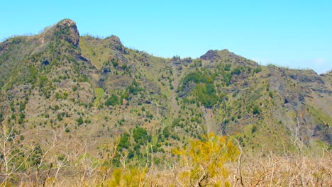 Vista-De-Las-Montañas-Que-Rodean-El-Volcán-Vesubio-En-Nápoles,-Italia---Panorámica