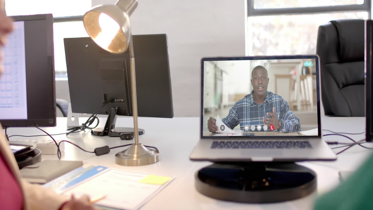 hombre de negocios afroamericano en videollamada en la pantalla de la computadora portátil