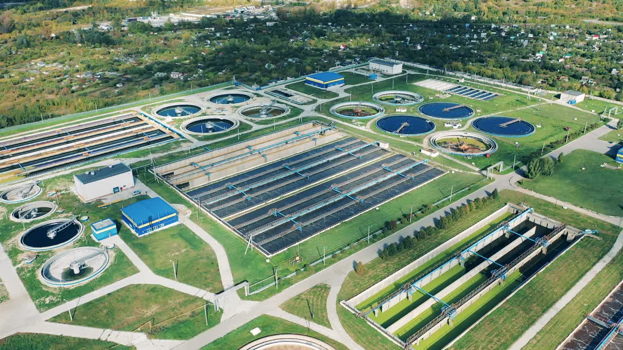 concepto de tratamiento de aguas residuales. fotografía aérea de una gran planta de tratamiento de agua residual a la luz del día