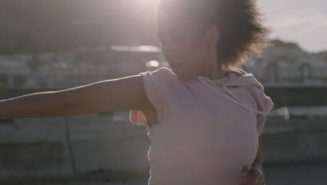 Mujer-Bailando-Joven-Hermosa-Bailarina-Callejera-Con-Afro-Realizando-Movimientos-Contemporáneos-Disfrutando-De-La-Danza-Urbana-De-Estilo-Libre-En-La-Ciudad-De-Cerca