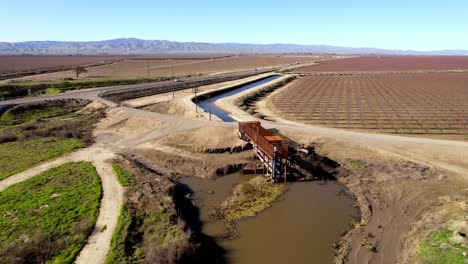 Canal-De-Riego-Del-Río-San-Joaquín-Cerca-De-Modesto-California