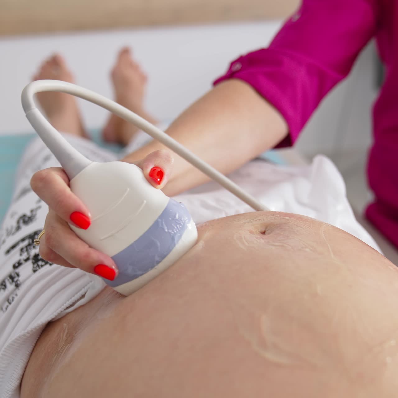 Giovane donna incinta che si sottopone a un'ecografia da una dottoressa in una clinica. Gravidanza e concetto di assistenza sanitaria. Screening prenatale