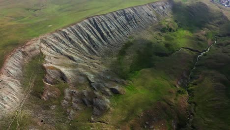 vista aérea de los acantilados y del lado inclinado del valle en las montañas georgianas