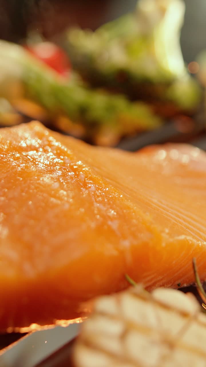 salmón a la parrilla con verduras