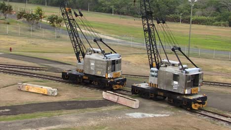 Grúas-Cerca-De-Las-Esclusas-De-Gatun,-Canal-De-Panamá