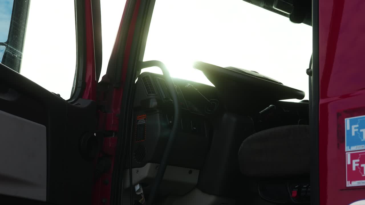 rosso semi camion cascadia volvo con porta aperta girato al tramonto con movimento fluido, cinematografico 4k