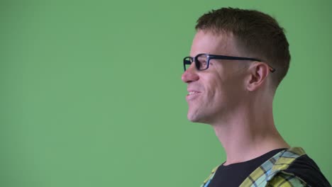 retrato de un hombre nerd con gafas