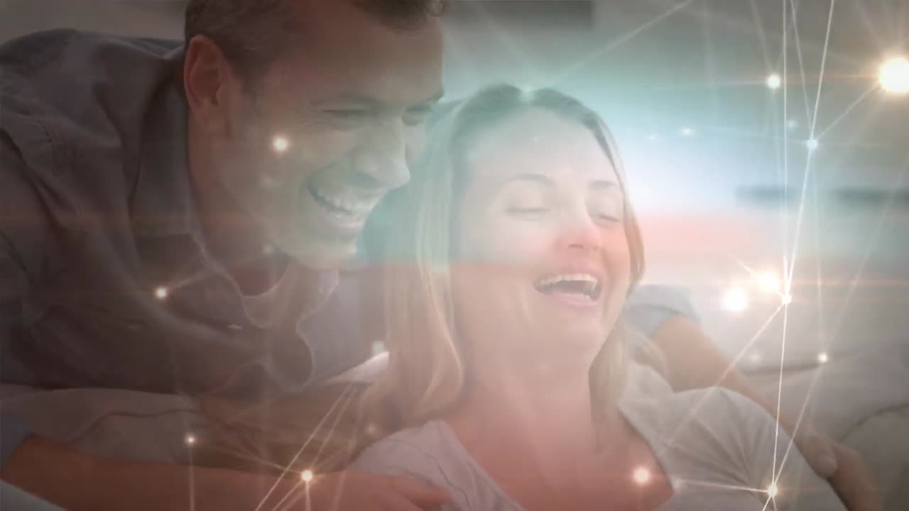 사회적 거리를 유지하는 백인 커플이 집에서 온라인으로 구매하고 있습니다.