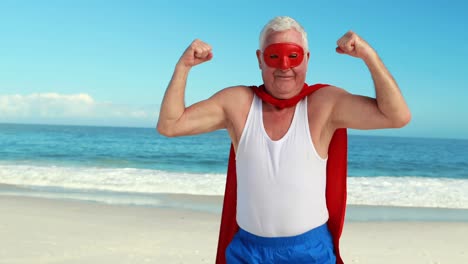 y boom zap texto en burbuja de discurso contra senior en disfraz de superhéroe en la playa
