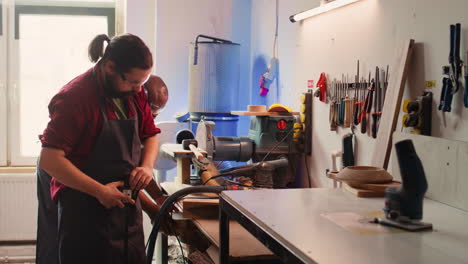 artesano en carpintería que utiliza una herramienta de vice para sujetar una pieza de madera