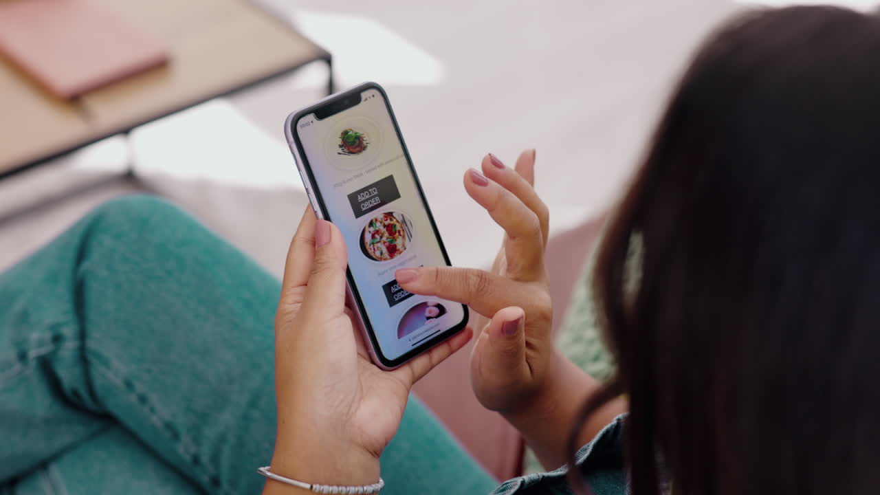 sitio web de comida, entrega y chica con teléfono en el sofá