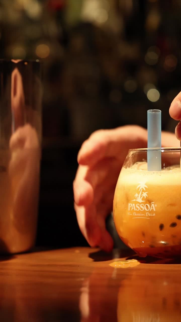 el camarero agita y sirve un cóctel.