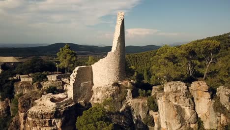 Vista-Aérea-De-Las-Ruinas-Del-Castillo-Y-De-La-Iglesia-De-Vilademager-En-Cataluña,-España,-Europa