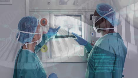 animación de adn y procesamiento de datos sobre diversos médicos que miran la exploración de rayos x