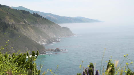 Ruhige-Aussicht-Auf-Die-Klippenküste,-Big-Sur,-Kalifornien,-Berühmtes-Touristenziel