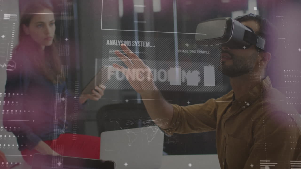 Animation af databehandling over en mangfoldig mand med VR-headset og en kvinde, der skriver noter på kontoret.