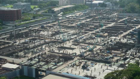 tiempo transcurrido en el sitio de construcción con maquinaria de construcción pesada en la metrópolis