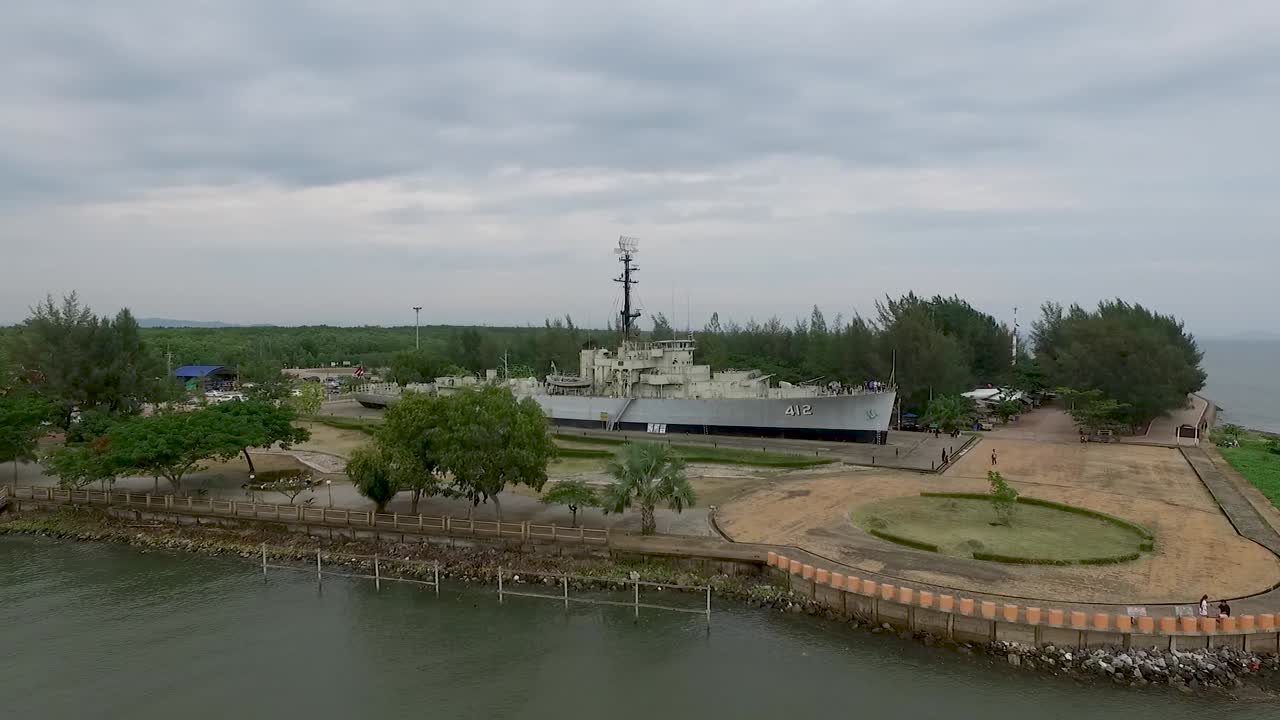 Luftoptagelse af Lhuangprasae mindeslagskib i Rayong-distriktet, Thailand.