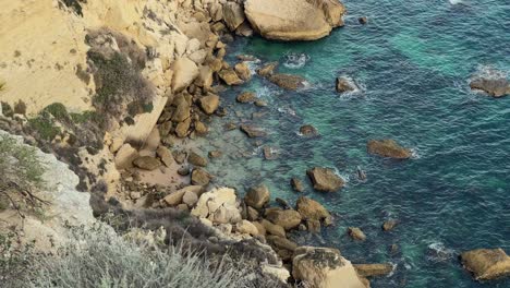 Vista-Desde-Un-Acantilado-Oceánico-De-Una-Costa-Rocosa-Con-Aguas-Cristalinas